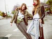 超模教你街拍闺蜜照必备POSE