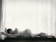 捕捉秋日窗边的性感姿态