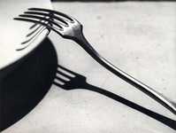 充分利用阴影拍出吸引眼球的餐具